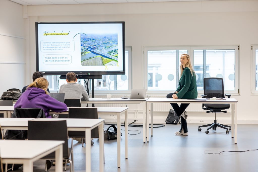 Docent Chantal geeft Social Media les aan een klas Mediamanagement en Marketing