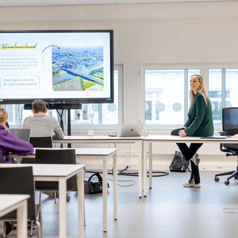Docent Chantal geeft Social Media les aan een klas Mediamanagement en Marketing