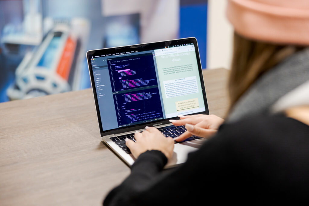 Student is aan het coderen op haar laptop