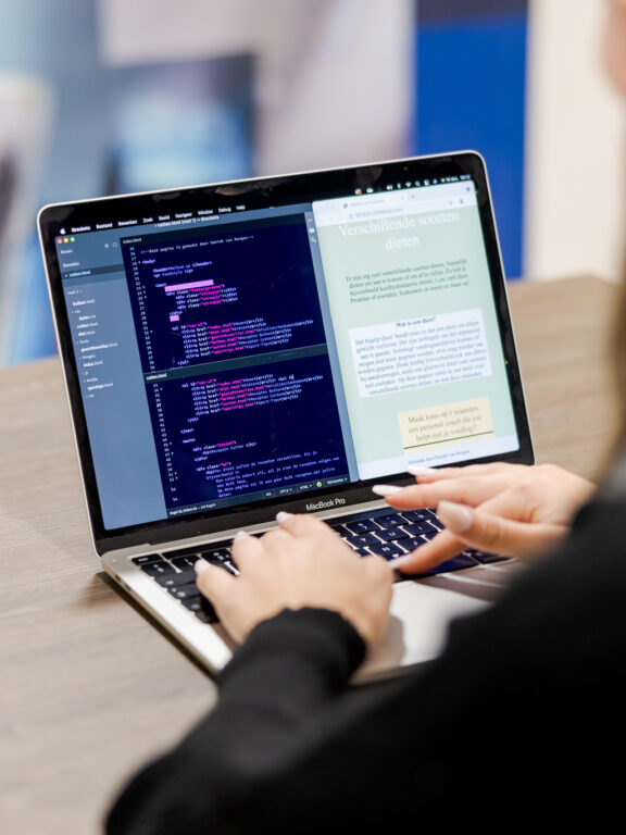 Student is aan het coderen op haar laptop