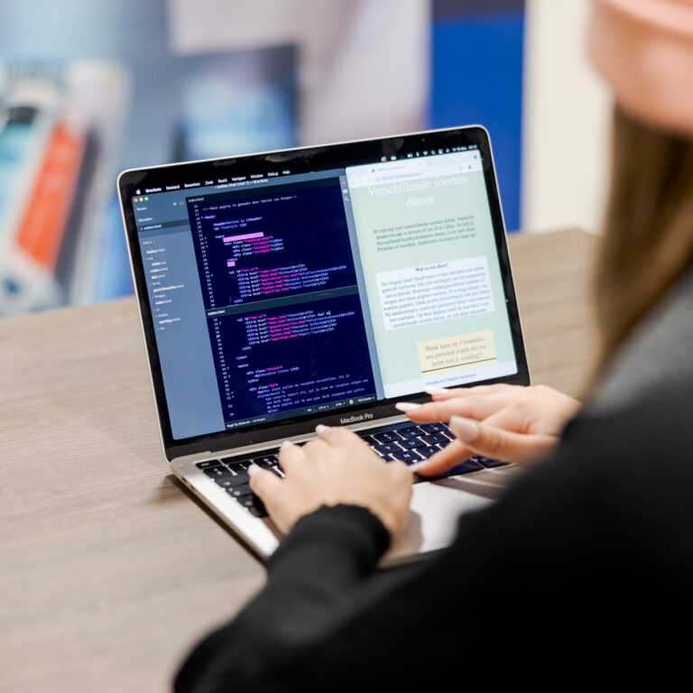 Student is aan het coderen op haar laptop