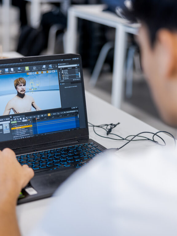 Crossmedia student is bezig met 3D animaties voor een project