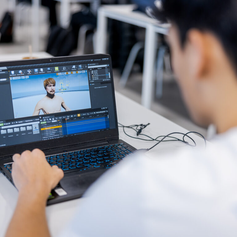 Crossmedia student is bezig met 3D animaties voor een project