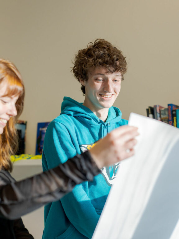 Studenten S2B zijn bezig met een poster te drukken.