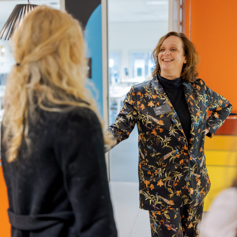 Tijdens de studiekeuzebeurs vertellen scholen over hun opleidingen.