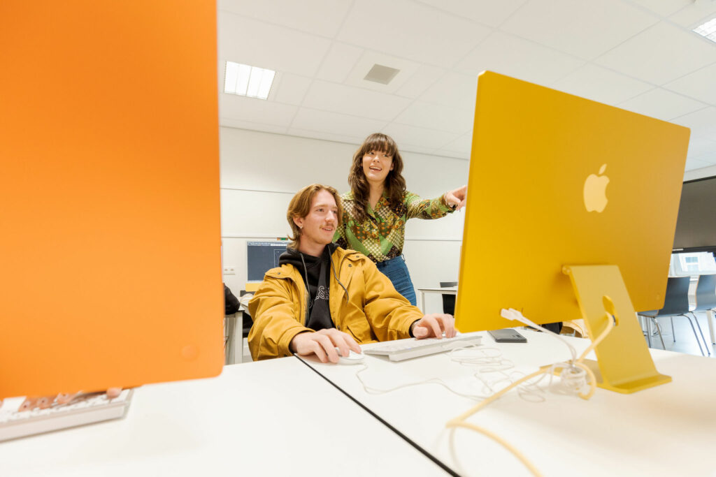 Studenten bekijken de nieuwe GLU website.