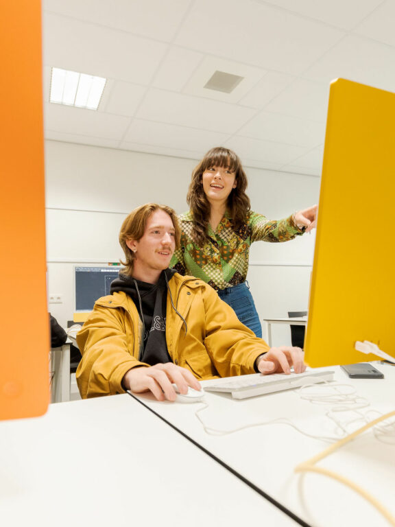 Studenten bekijken de nieuwe GLU website.