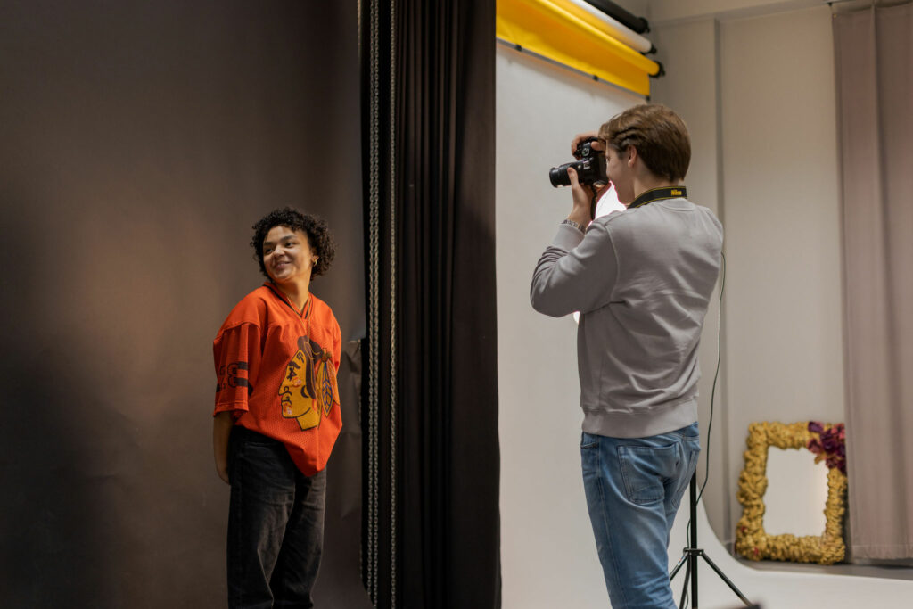 Grafische Vormgeving student volgt het keuzedeel fotografieproductie.