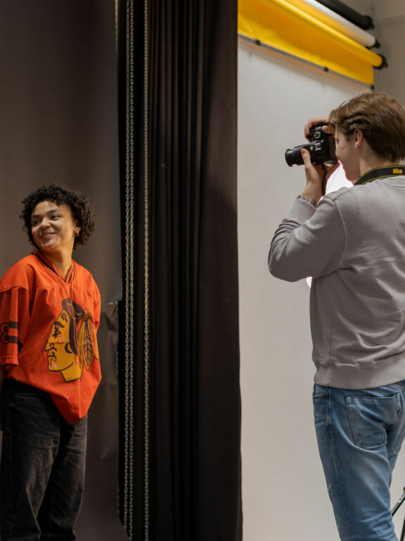 Grafische Vormgeving student volgt het keuzedeel fotografieproductie.