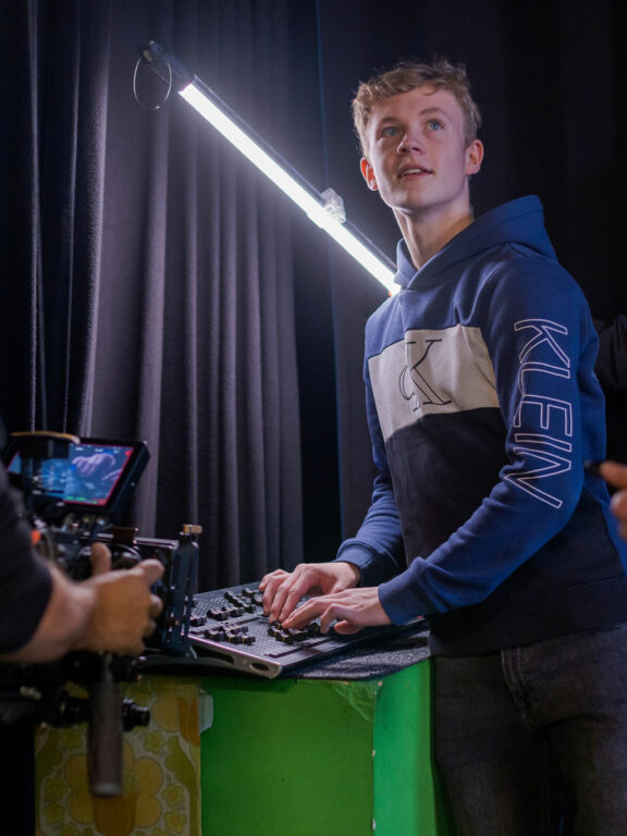 Student Animatie en Audiovisuele Vormgeving is bezig met het aanpassen van het licht