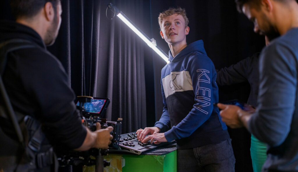 Student Animatie en Audiovisuele Vormgeving is bezig met het aanpassen van het licht