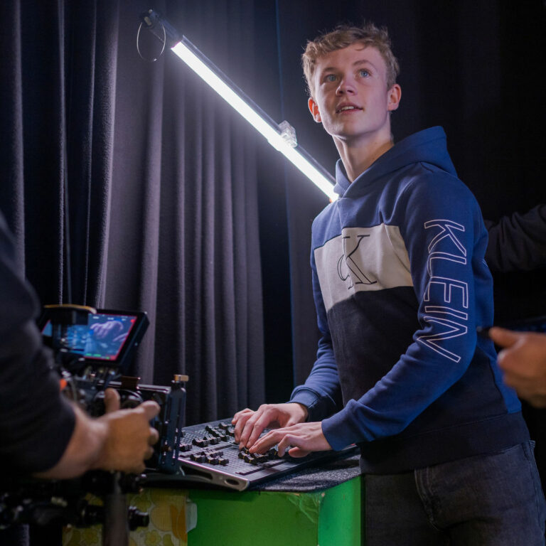 Student Animatie en Audiovisuele Vormgeving is bezig met het aanpassen van het licht