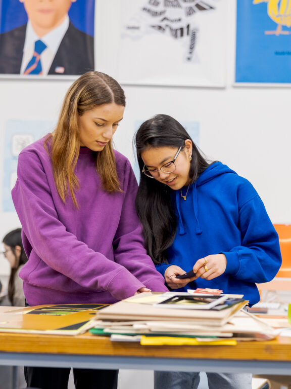 Studenten zijn in het prinslokaal bezig met een nieuw project over duurzaamheid