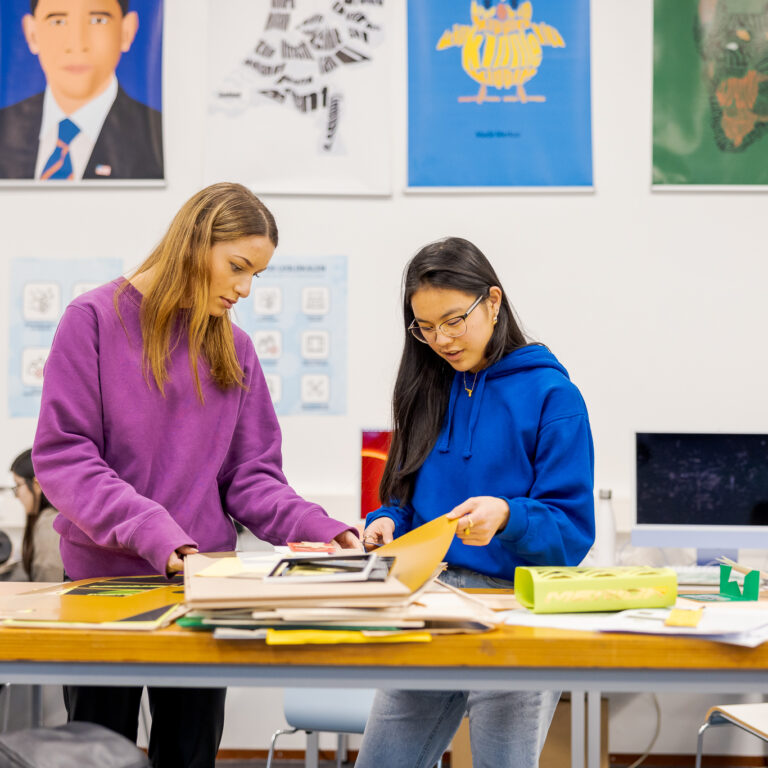 Studenten zijn in het prinslokaal bezig met een nieuw project over duurzaamheid