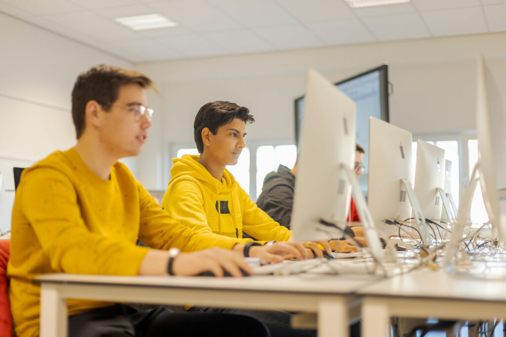 Studenten zijn zich aan het aanmelden voor een mbo-opleiding