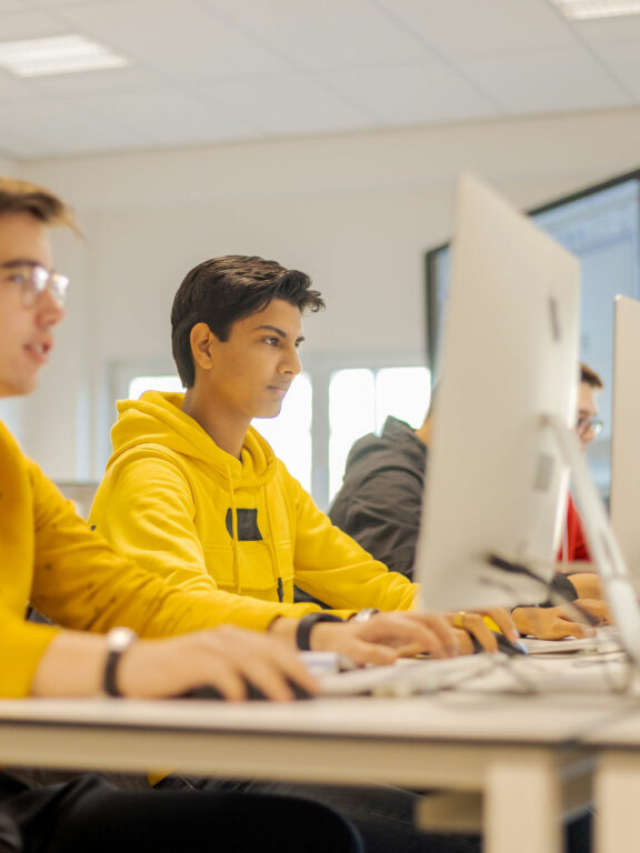 Studenten zijn zich aan het aanmelden voor een mbo-opleiding