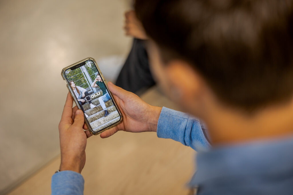 Ruben kijkt op de GLU app