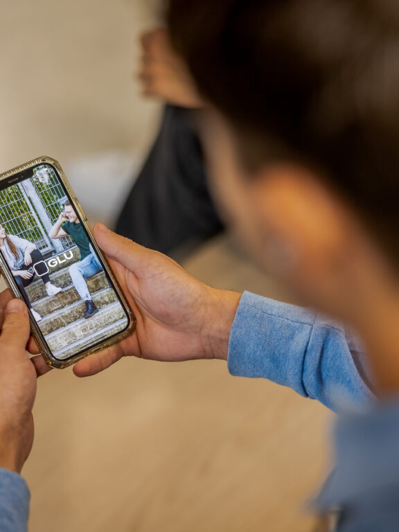 Ruben kijkt op de GLU app