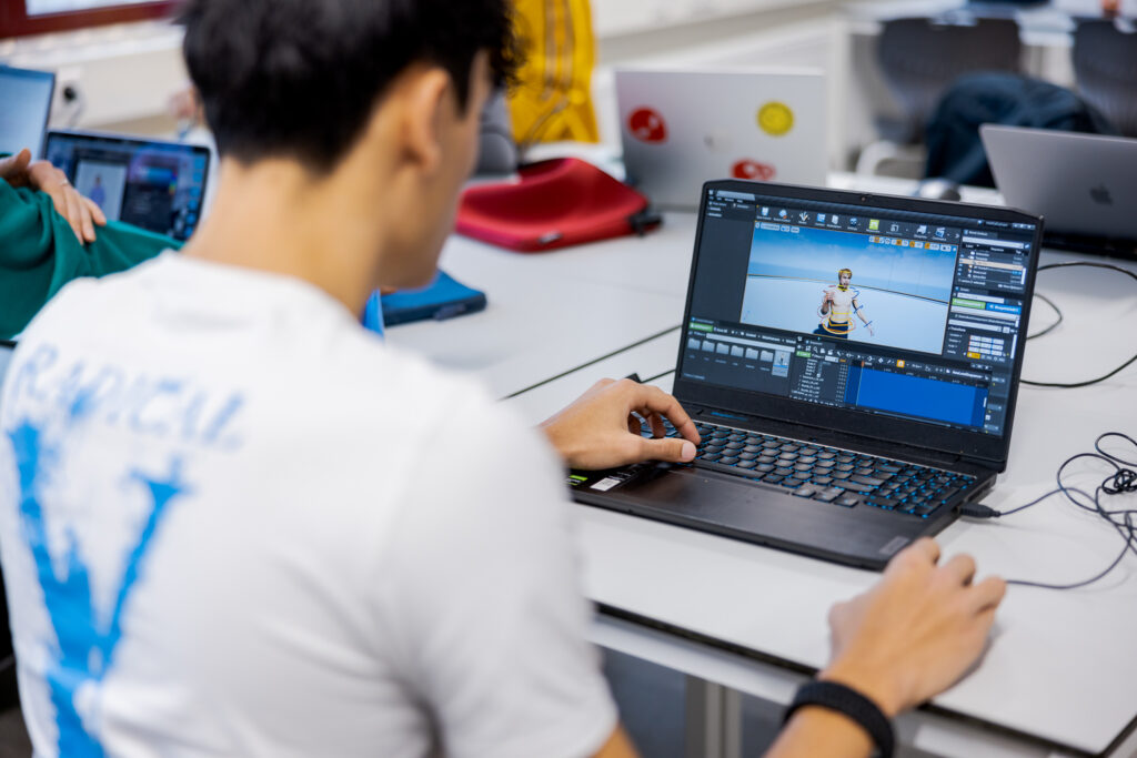 Student Crossmedia is bezig met het maken van een animatie