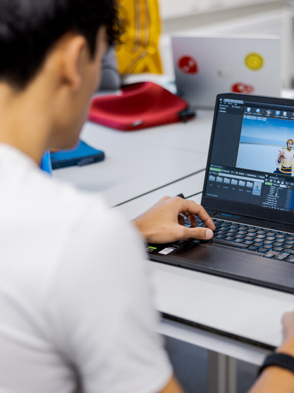 Student Crossmedia is bezig met het maken van een animatie