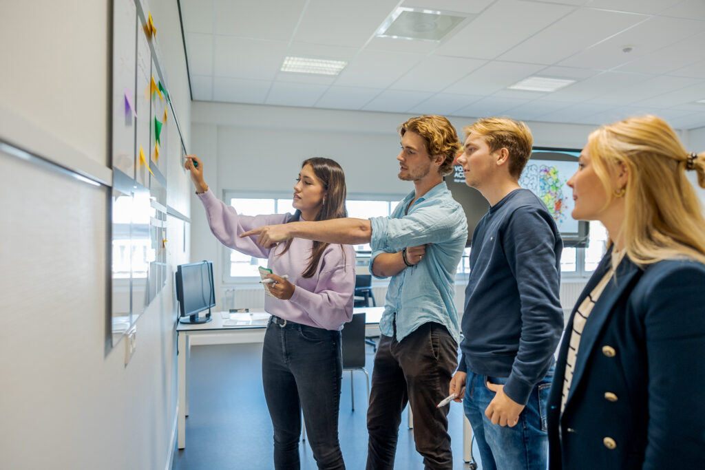 Studenten van de opleiding Mediamanagement en Marketing zijn bezig met de gemaakte planning