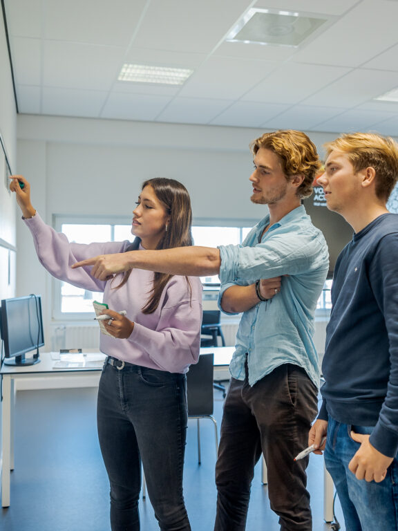 Studenten van de opleiding Mediamanagement en Marketing zijn bezig met de gemaakte planning