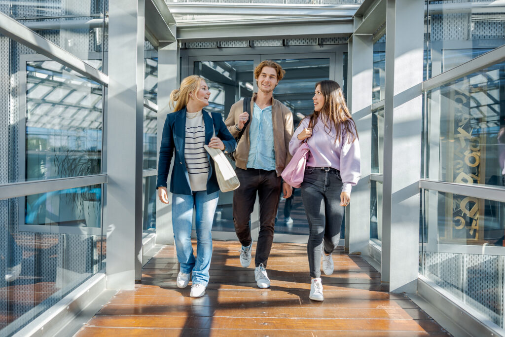 Studenten Mediamanagement en Marketing lopen door de gangen van het gebouw aan de Vondellaan