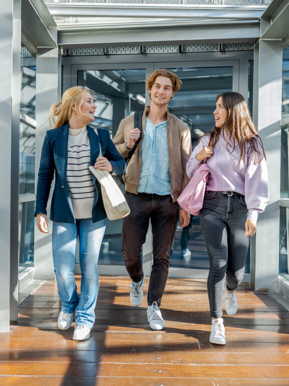 Studenten Mediamanagement en Marketing lopen door de gangen van het gebouw aan de Vondellaan