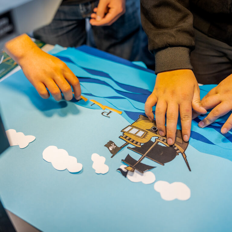 Studenten zijn bezig met een creatief ontwerp voor een opdrachtgever