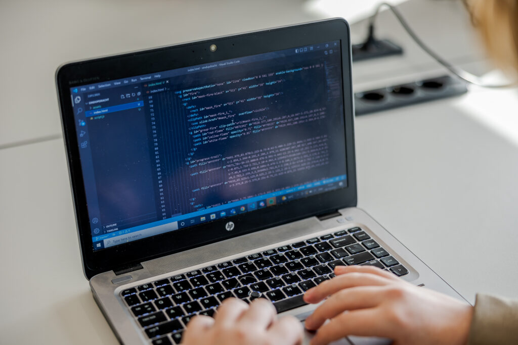 Student van de opleiding Webdeveloper is bezig met het maken van een nieuwe website