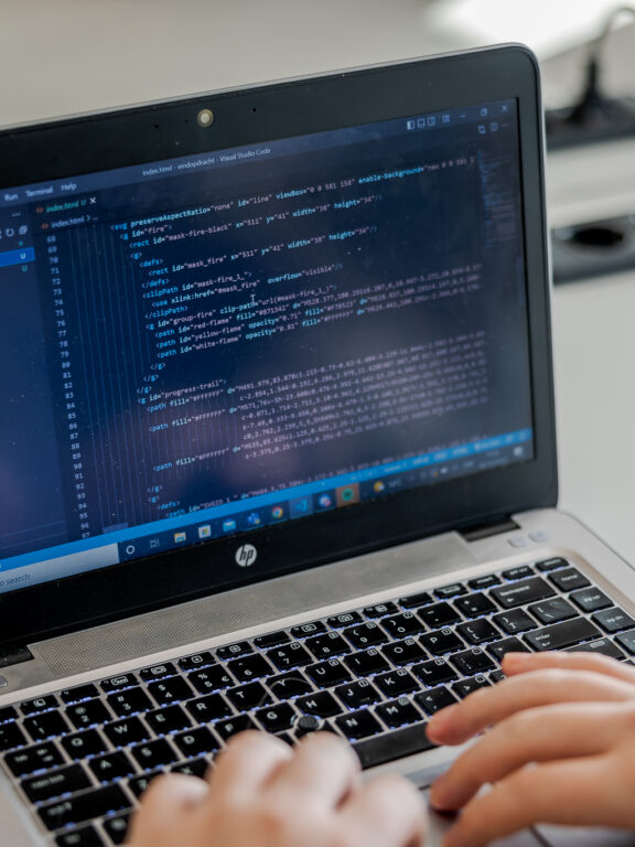 Student van de opleiding Webdeveloper is bezig met het maken van een nieuwe website