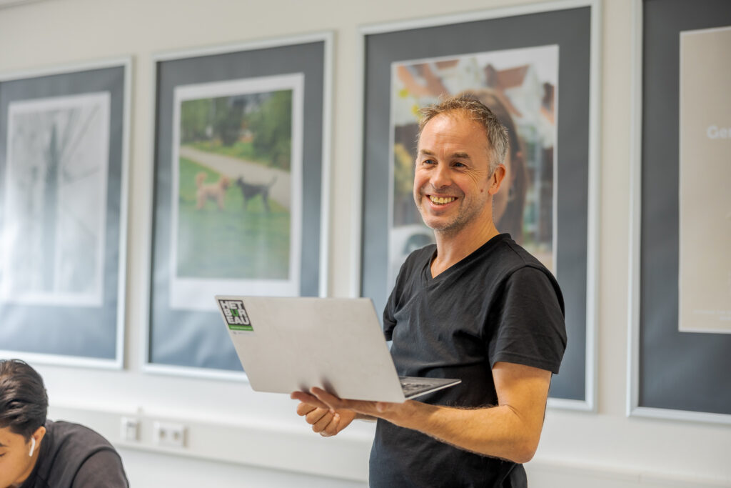 Docent legt iets uit voor de klas