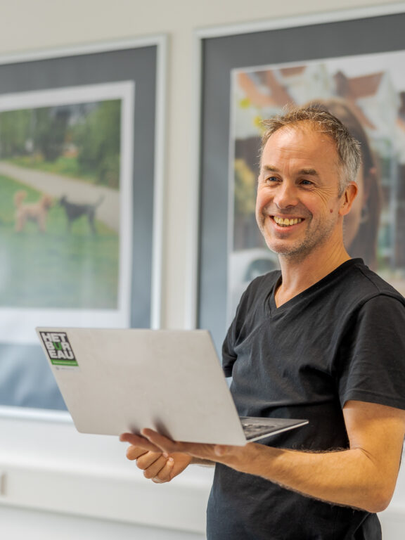Docent legt iets uit voor de klas
