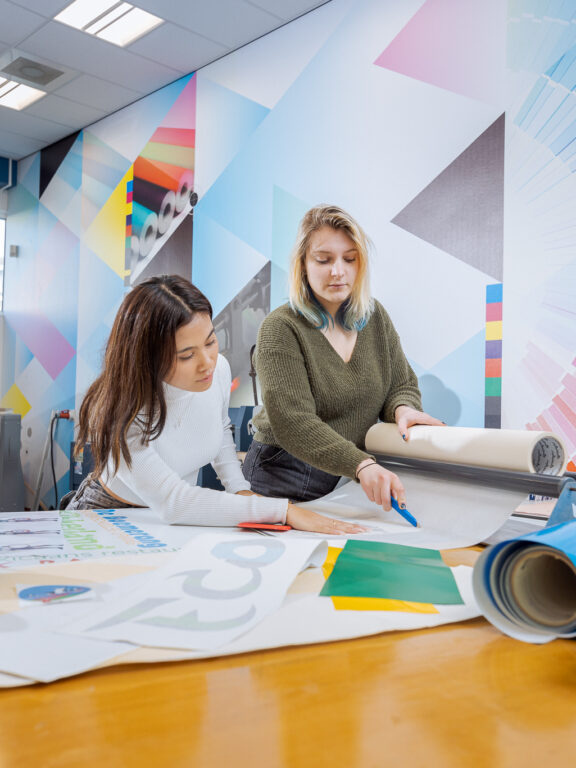 Studenten werken samen aan een sign opdracht