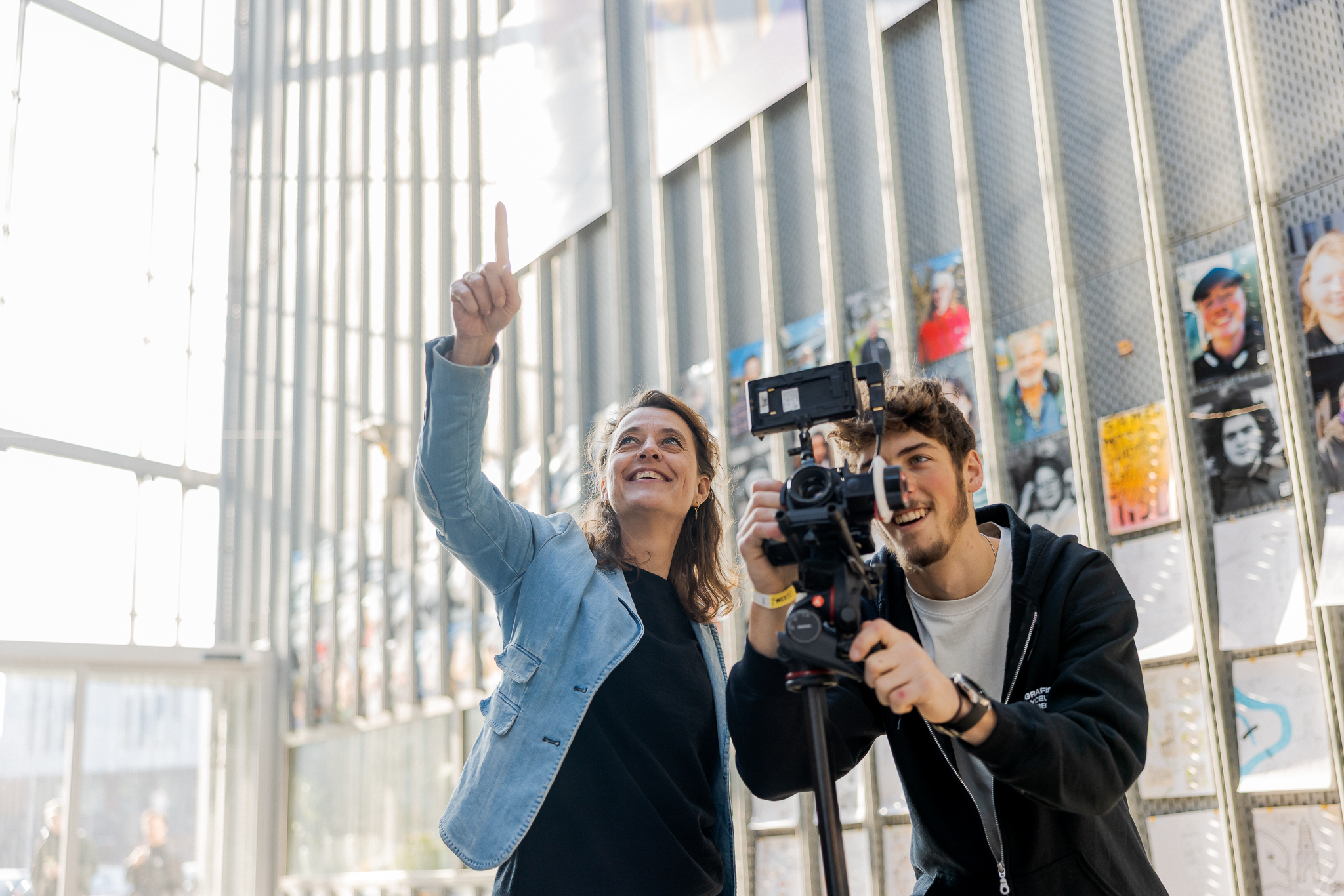 Student is aan het filmen in het atrium aan de Vondellaan.