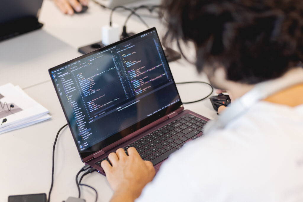 Student programmeert op laptop.
