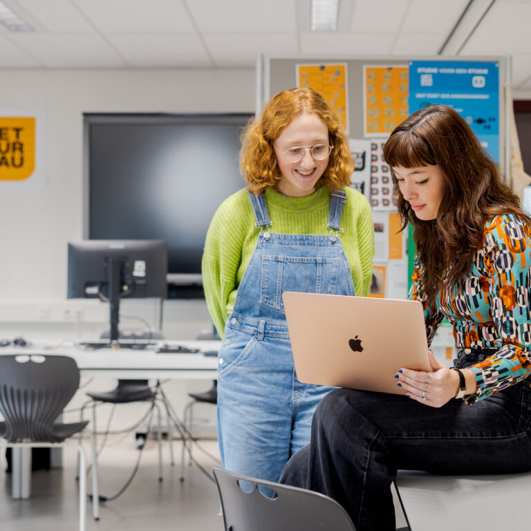 Studenten van Het BUREAU zijn aan het overleggen met de opdrachtgever