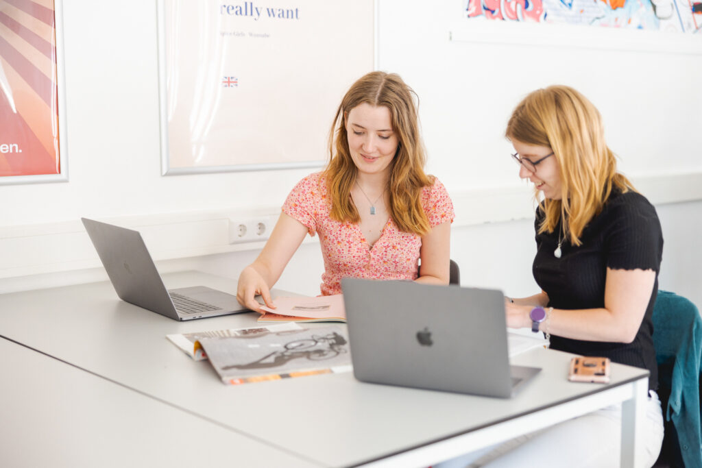 Studenten zijn bezig met de nieuwe uitdaging om een magazine vorm te geven