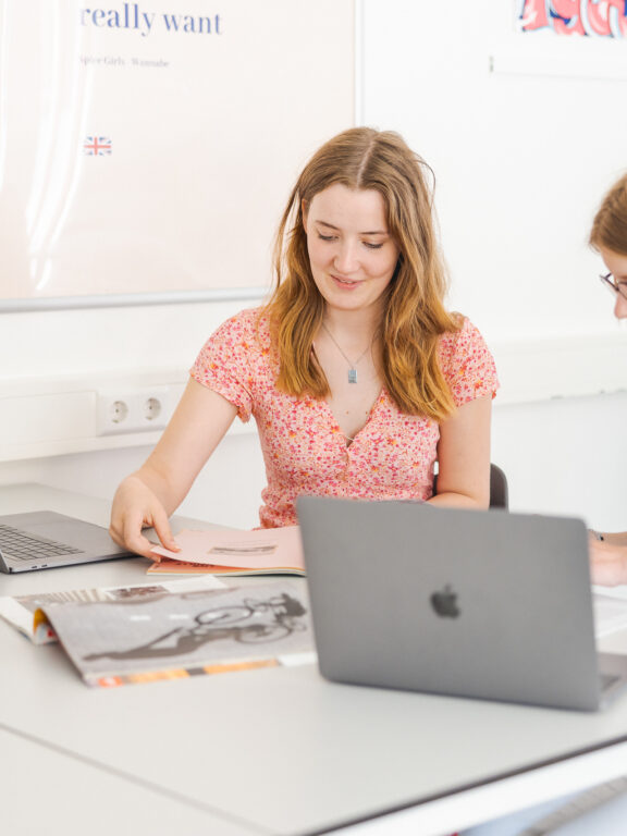 Studenten zijn bezig met de nieuwe uitdaging om een magazine vorm te geven