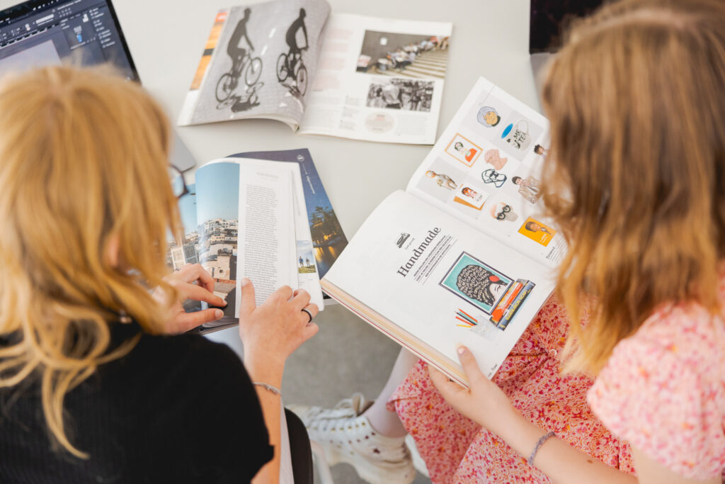 Studenten gaan op zoek naar ideeën.
