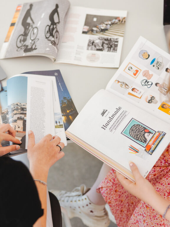 Studenten gaan op zoek naar ideeën.