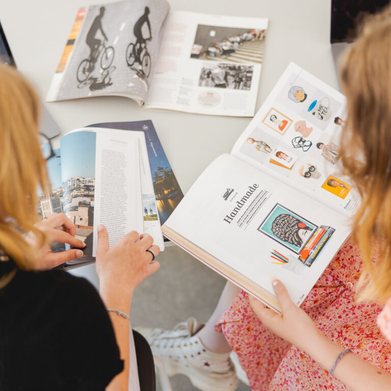 Studenten gaan op zoek naar ideeën.