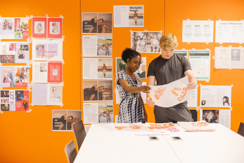 Twee studenten bekijken samen het gemaakte materiaal.