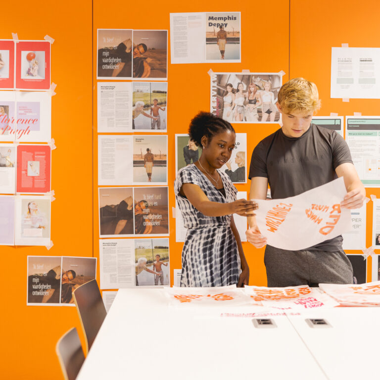 Twee studenten bekijken samen het gemaakte materiaal.