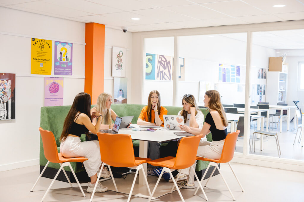 Studenten zijn pauze aan het houden op de gang