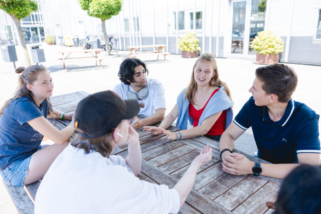 Studenten zijn samen pauze aan het houden op het plein
