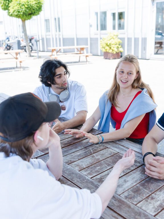Studenten zijn samen pauze aan het houden op het plein