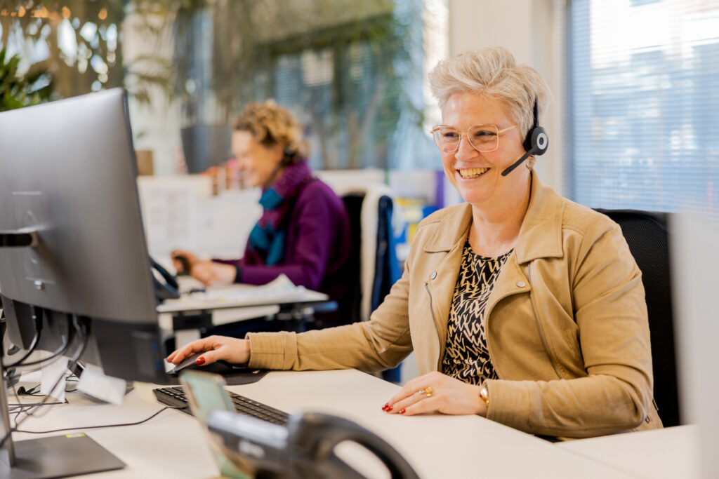Medewerker aan het werk bij de studenten administratie