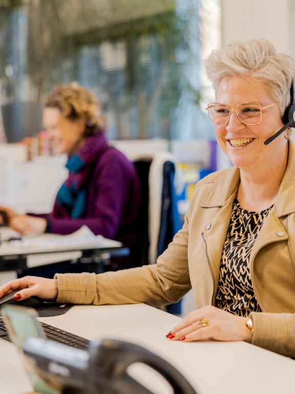 Medewerker aan het werk bij de studenten administratie