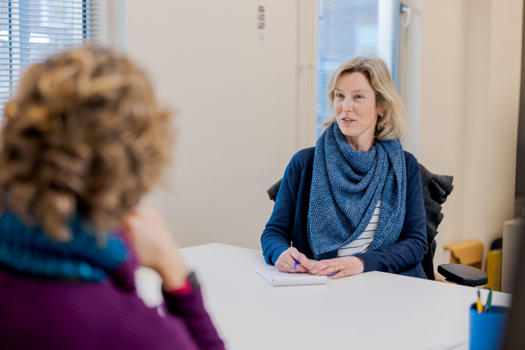Collega overlegt met mede-collega's